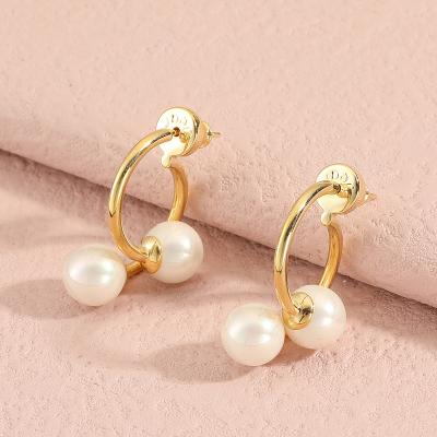 China 2023 TRENDY luxury gold plated pearl stud earrings classic designs fashion vintage wholesale lots of earrings for women for sale