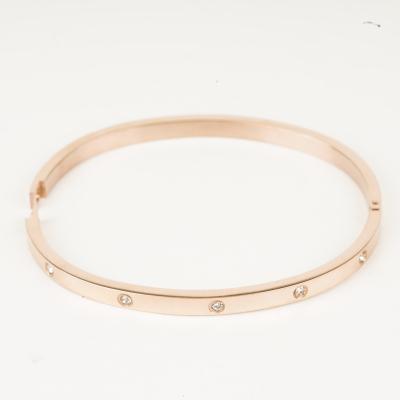 China Friendly Stainless Steel Material Jewelry Personalized Hammered Flat Bangle 18k Gold Bracelets Custom Adjustable Women for sale