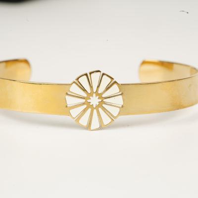 China Friendly Material Custom High Quality Gold Plated Stainless Steel White Petals Slap Wrapped Bracelet for sale