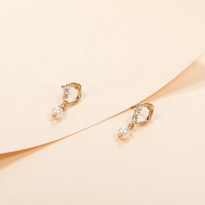 China New Design Fashion Jewelry New Korean Delicate Earrings With Crystal And Pearl Drops For Women Gold Plated for sale