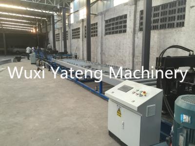 Chine Gcr15 éteignent le petit pain de toit en métal de rouleaux de traitement formant la machine largeur de 100 - 1200 millimètres à vendre