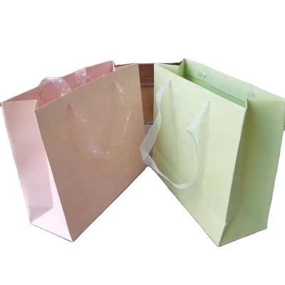 China Recyclable Popular Wholesale Customized 200 g Imported Specialty Paper Shopping Bags With Handles for sale