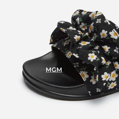 China Fresh floral women's cushioning slips fashion flat leisure casual heel slip on slippers for ladies and girls for sale