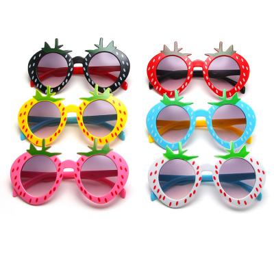 China Fashion Sunglasses 2021 Korean Children Sunglasses Cartoon Strawberry Glasses Shape Party Cute Baby Sunglasses for sale