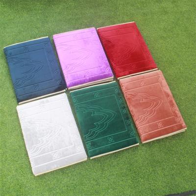 China Super Soft Muslim Prayer Blankets Foldable Washable Mats With Backrest And Pocket for sale