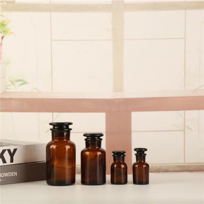 China Laboratory Analysis Apothecary Amber Glass Bottle Glass Laboratory Reagent Bottle Large in Different Sizes for sale