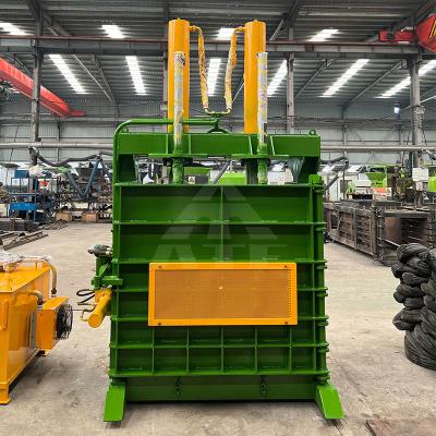 China 650 kg Verticale baler Duurzame oplossing voor afvalpapierbanden Rubber en hard plastic Te koop