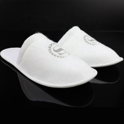 China Modern Hotel Supplies Customized Logo Closed Toe Disposable Slippers For Hotel for sale