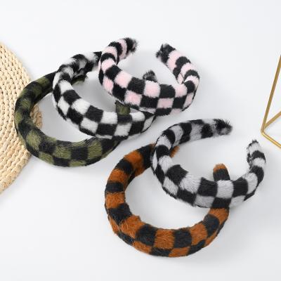 China Hot Selling Wide Hair Accessories Women Headbands Retro Plaids Hair Decoration Plush Headband Fashion Winter Headwear Diadema De Felpa for sale