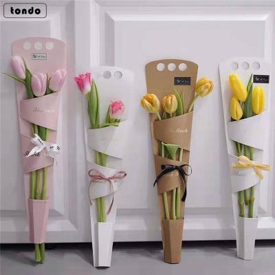 China Wedding Celebration Tondo 2021 Rose Flower Wrapping Bag Handmade Simple Waterproof Rose Carrier Bag Bouquet Holder for sale