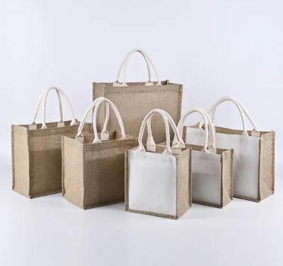 Cina Logo stampato su misura Imballaggio matrimoniale impermeabile in giubbotti Tote Jute Gift Bags in vendita