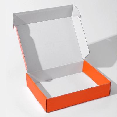 China Cajas de cartón de gran tamaño impresas a color Cajas de envío de ropa Cajas de envío personalizadas corrugadas en venta