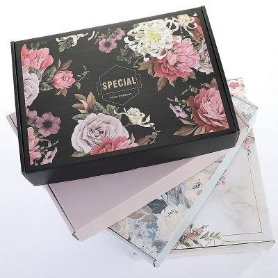 China Cajas de envío de ropa de cartón con logotipo personalizado doble cara impresa caja de embalaje de envío corrugado en venta