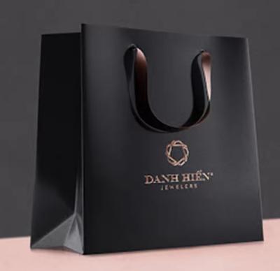 China Papel negro de lujo confección embalaje regalo bolsa de compras logotipo de marca personalizado en venta