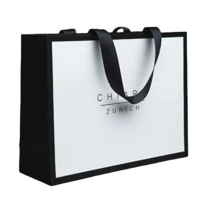 China Impresión de logotipo personalizado de lujo Papel de compras blanco Bolsas de cartón personalizadas con mango de cinta en venta