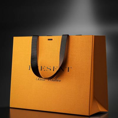 China Bolsas de papel de fábrica con logotipo impreso bolsas de papel con mangos bolsas de compras en venta