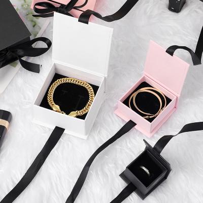 China Heißes Valentinstagsgeschenk Bogen Flip Buchförmige starre Geschenkbox Ring Ohrringe Halskette Schmuck zu verkaufen