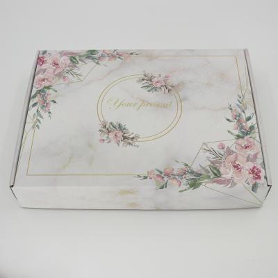 China Casilla de regalo corrugada de lujo de San Valentín personalizada Embalaje plegable Cosméticos de ropa Embalaje de caja en venta