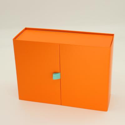 Chine Boîte d'emballage en papier pliable personnalisée à double porte à fermeture magnétique boîte cadeau pliable en carton à vendre