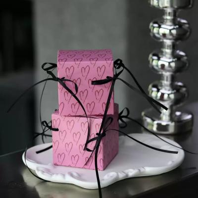 Cina Scatola di caramelle da matrimonio rosa su misura Scatola di pane al cioccolato Scatola regalo a fiocco Scatola pieghevole Scatola da tavolo da matrimonio Caramelle in vendita