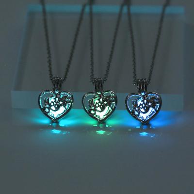 China Glow Heart CLASSIC Drop Shipping Mother Pendant Necklace For Women Mother Jewelry Fluorescent Luminous Halloween Gift for sale