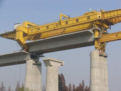 China Large Girder Gantry Crane , bridge girder launcher 20ton - 900ton  with Electric Hoist for sale