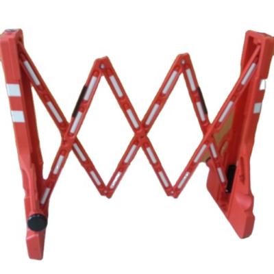 China High Visible Factory Price Yellow And Red Water Filled Retractable Barrier Plastic Expandable Traffic Crash Barrier for sale