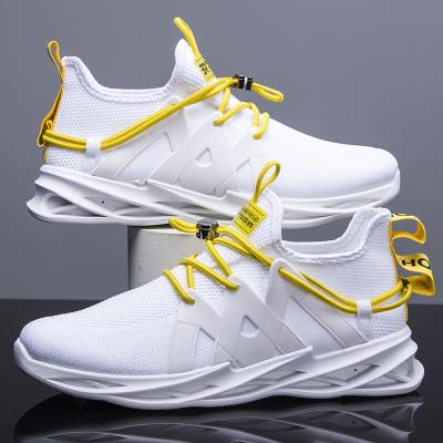 China Breathable Men's Sports Shoes Flying Weaving Running Shoes Soft And Comfortable Basketball Shoes for sale