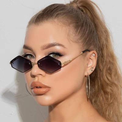 China Fashion sunglasses shape to trend ocean sunglasses 507 personalized prism sunglasses women polygon sunglasses for sale