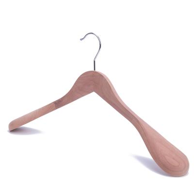 China Personalied Luxury Natural American Aromatic Red Availabble Cedar Wooden Heavy Duty Coat Hangers Wholesale for sale