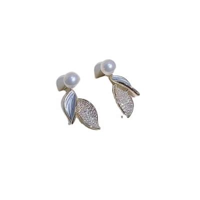 China CLASSIC Elegant Natural Freshwater Pearl Design Leaf Leaf Pearl Earrings Women Handmade Jewelry Gifts for sale