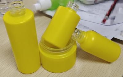 China 30ml 40ml 100ml Cosmetic Yellow Glass Lotion Bottle Dianzan ODM OEM for sale