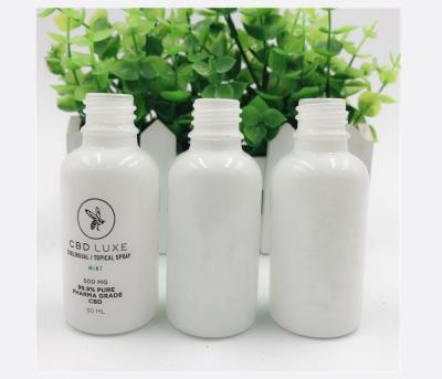 China 50ml berijpte Witte Ceramische Schoonheidsmiddelenkruiken die Roomcontainers bespuiten Te koop