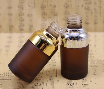 Chine Bouteilles de compte-gouttes des conteneurs 30ml de maquillage en verre de crème de soins de la peau d'Odm avec la pipette à vendre