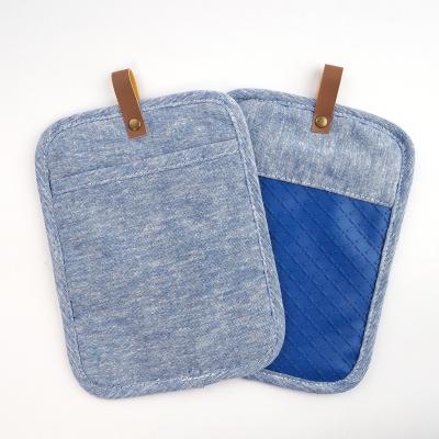 China Heat Resistant Hanging Loop Silicone Padding Non-slip Cotton Color 100% Cotton Canvas Blue Pot Holder With Pocket for sale