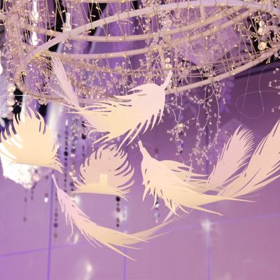 China Hochzeit wholesale deko supplies bridal party event decoration wedding custom color hanging three size white paper feather for wedding ceiling decorations for sale