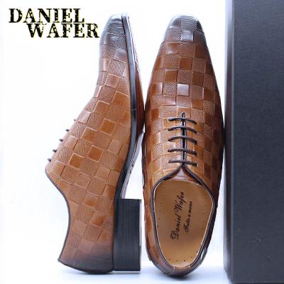 China Fashion Plaid Prints Stylish Light Classic Italian Leather Men's Shoes Latest Lace Up Wedding Formal Office Shoes For Men Brown Black for sale