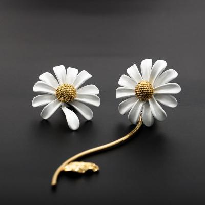 China FASHIONABLE Simple Wild Necklace Daisy Premium Ins Style Clavicle Chain Earrings Female Jewelry Set for sale