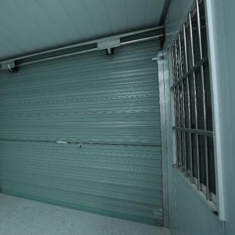 China Readymade Prefabricated Modular House Doorman Room With Rolling Door Quick Deployment en venta