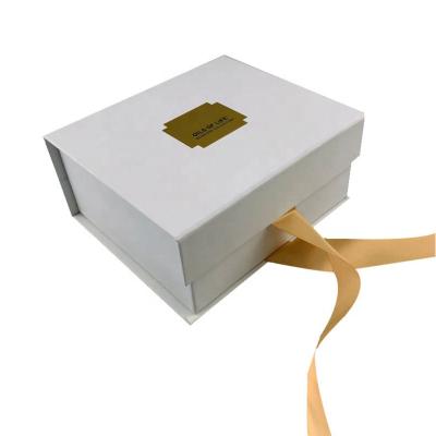 China Magnetic Recycled Materials And Ribbon Closure Hinged Clamshell Skincare Box With Ripple Paper Inlay for sale