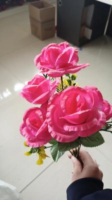 China Flores artificiales duraderas Rosas rojas para la decoración del hogar en venta