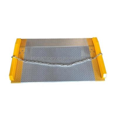 China Easy Operation Safety Convenience Anti-Slip Diamond Tread Loading Dock Equipment Forklift Truck Loading Ramps Aluminum Dock Board with Steel Curbs for sale