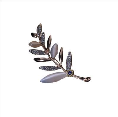 China Alloy 20386-1 18K Gold Plated Crystal Rhinestone Leaf Flower Brooches Collar Pins Pins Jewelry for sale