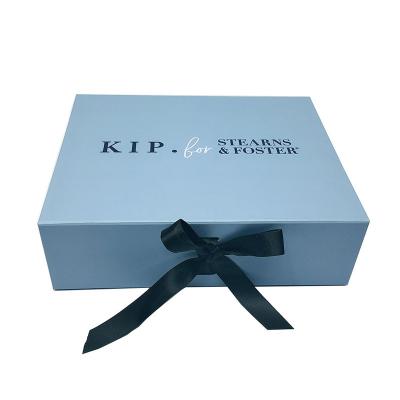 China Recycled Packaging Paper Materials Custom Gift Foldable Magnetic Gift Box With Ribbon Closure for sale