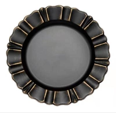 China 2021 Sustainable Flat Black Wedding Decoration Plastic Gold Charger Wholesale for sale