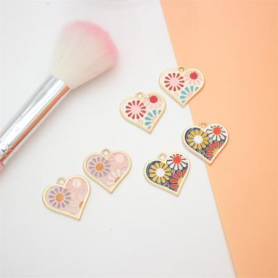 China 2022 Cute High Quality Enamel Charm Metal Pendant Popular Heart Flower Charms For Diy Bracelet for sale