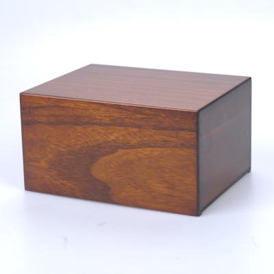 China Sustainable Saving Wooden Pet Cremation Urn For Ashes for sale