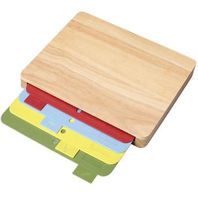 China Sustainable Easy Storage 4pcs Plastic Cutting Board With Wooden Rack for sale