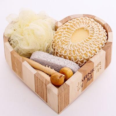 China Viable Promotional Wooden Box 6pcs Bath Heart Accessory Set, Sisal Sponge Wooden Box /comb Spa Set /Bath Gift Set for sale