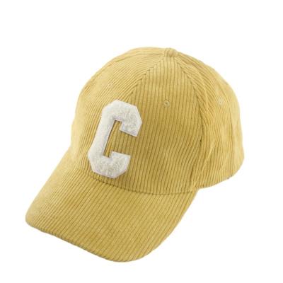 China Autumn and winter hats female tide Korean fashion big C letter embroidery baseball cap retro corduroy cap à venda